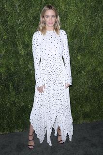 Emily Blunt feet photo thumbnail