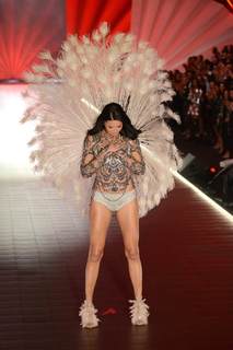 Adriana Lima feet photo thumbnail