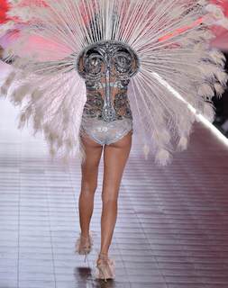 Adriana Lima feet photo thumbnail