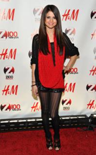 Selena Gomez feet photo thumbnail