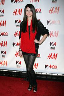 Selena Gomez feet photo thumbnail