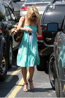 Jessica Simpson feet photo thumbnail
