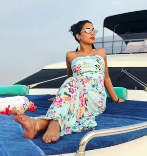 Hina Khan feet photo thumbnail