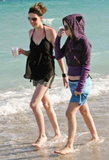 Avril Lavigne feet photo thumbnail
