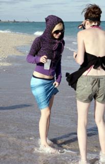 Avril Lavigne feet photo thumbnail