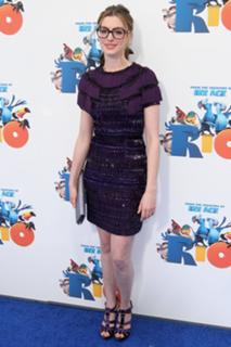 Anne Hathaway feet photo thumbnail