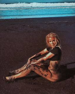Khloé Kardashian feet photo thumbnail