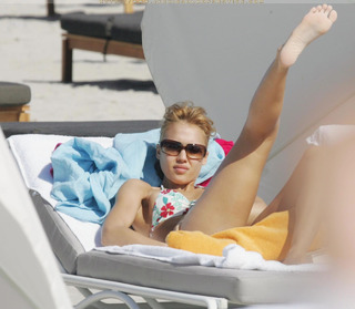 Jessica Alba feet photo thumbnail