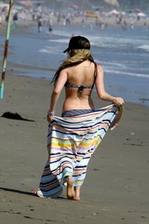 Avril Lavigne feet photo thumbnail