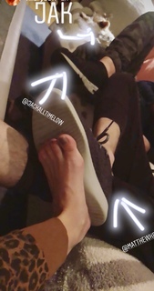 Hilary Duff feet photo thumbnail