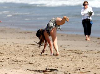 Avril Lavigne feet photo thumbnail