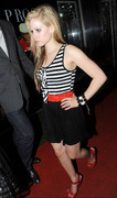 Avril Lavigne feet photo thumbnail
