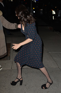 Rachel Weisz feet photo thumbnail