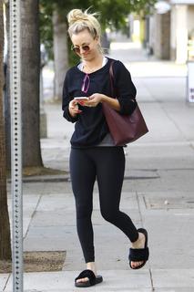 Kaley Cuoco feet photo thumbnail