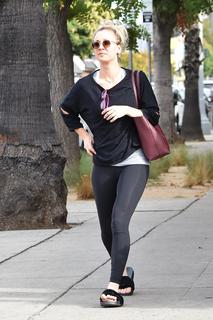 Kaley Cuoco feet photo thumbnail
