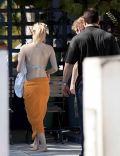 Avril Lavigne feet photo thumbnail