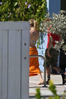 Avril Lavigne feet photo thumbnail