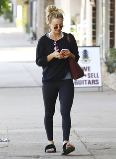 Kaley Cuoco feet photo thumbnail