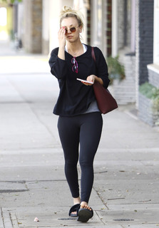 Kaley Cuoco feet photo thumbnail