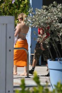 Avril Lavigne feet photo thumbnail