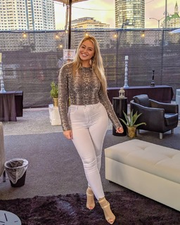 Iskra Lawrence feet photo thumbnail