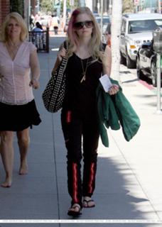 Avril Lavigne feet photo thumbnail