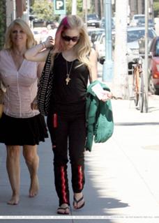 Avril Lavigne feet photo thumbnail