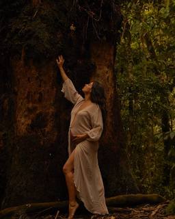 Isis Valverde feet photo thumbnail