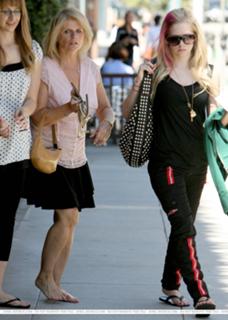 Avril Lavigne feet photo thumbnail