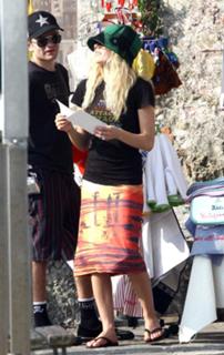 Avril Lavigne feet photo thumbnail