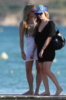 Avril Lavigne feet photo thumbnail
