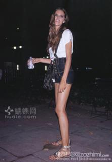 Izabel Goulart feet photo thumbnail