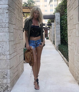 Victoria Silvstedt feet photo thumbnail