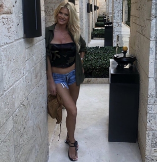 Victoria Silvstedt feet photo thumbnail