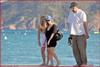 Avril Lavigne feet photo thumbnail