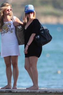 Avril Lavigne feet photo thumbnail