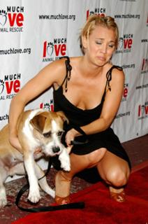 Kaley Cuoco feet photo thumbnail