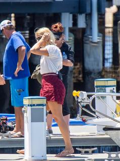 Holly Willoughby feet photo thumbnail