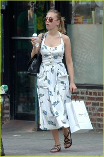 Scarlett Johansson feet photo thumbnail