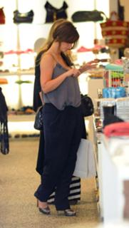 Jennifer Love Hewitt feet photo thumbnail