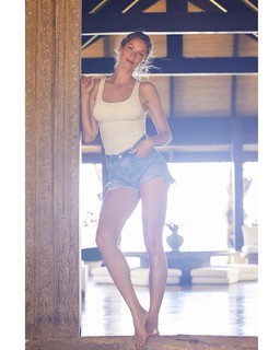 Gisele Bündchen feet photo thumbnail