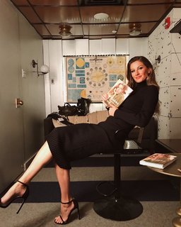 Gisele Bündchen feet photo thumbnail