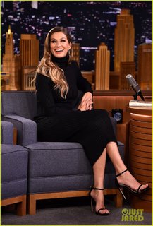 Gisele Bündchen feet photo thumbnail