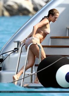 Jennifer Lopez feet photo thumbnail