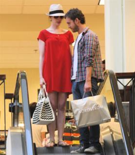 Anne Hathaway feet photo thumbnail