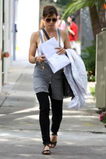 Jessica Biel feet photo thumbnail