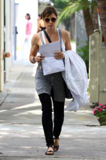 Jessica Biel feet photo thumbnail