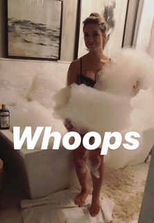 Jessie James Decker feet photo thumbnail