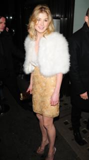 Rosamund Pike feet photo thumbnail