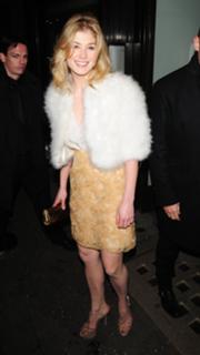 Rosamund Pike feet photo thumbnail